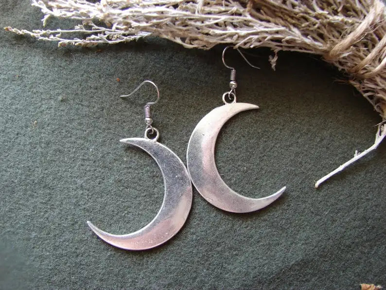 Boucles d’Oreilles Lune Argentée – Croissant Lunaire Mystique