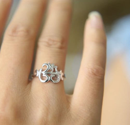 Bague Om en Argent 925 – Symbole Sacré de Paix, Protection et Éveil Spirituel