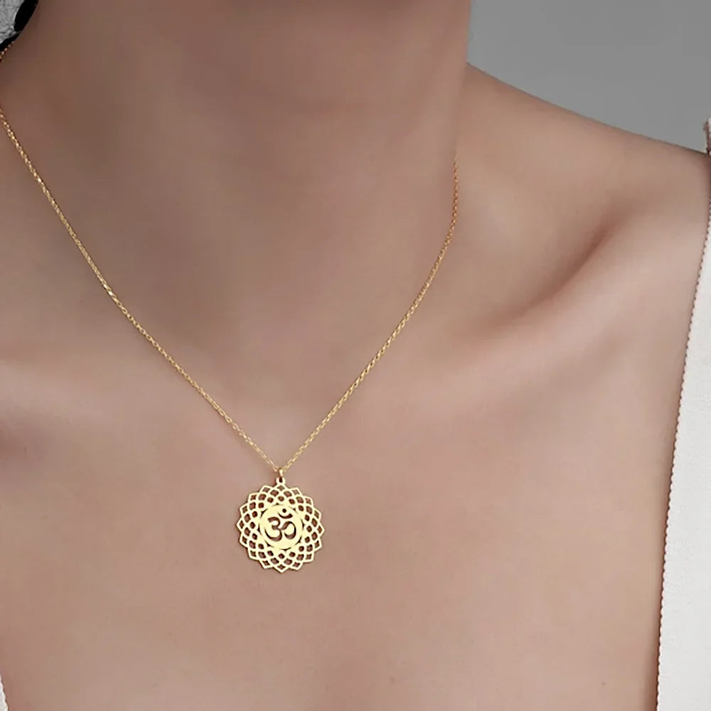 Collier Lotus Om – Pendentif Sacré de Paix, Harmonie et Éveil Spirituel