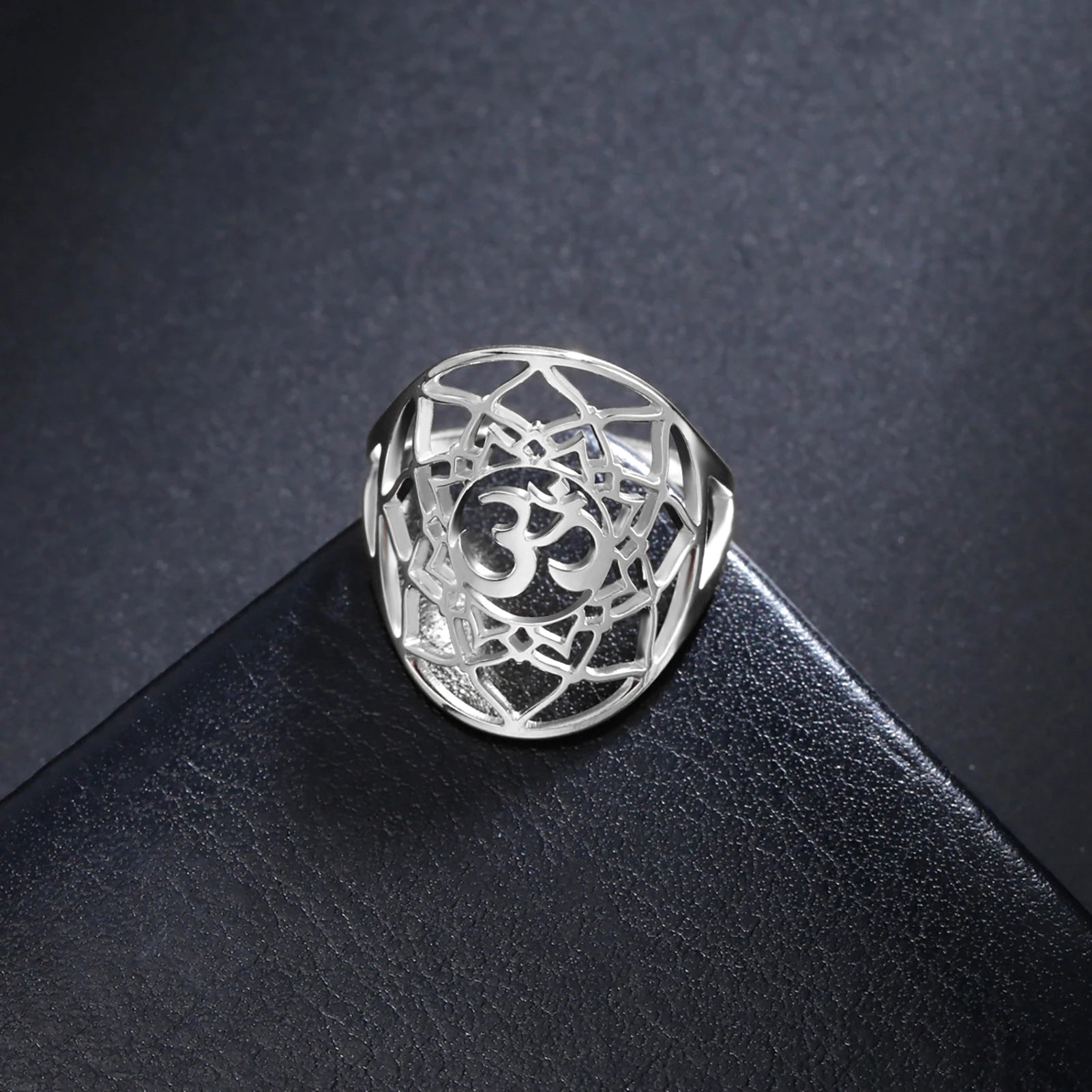 Bague Lotus Om – Symbole Sacré de Sérénité et d’Éveil Spirituel