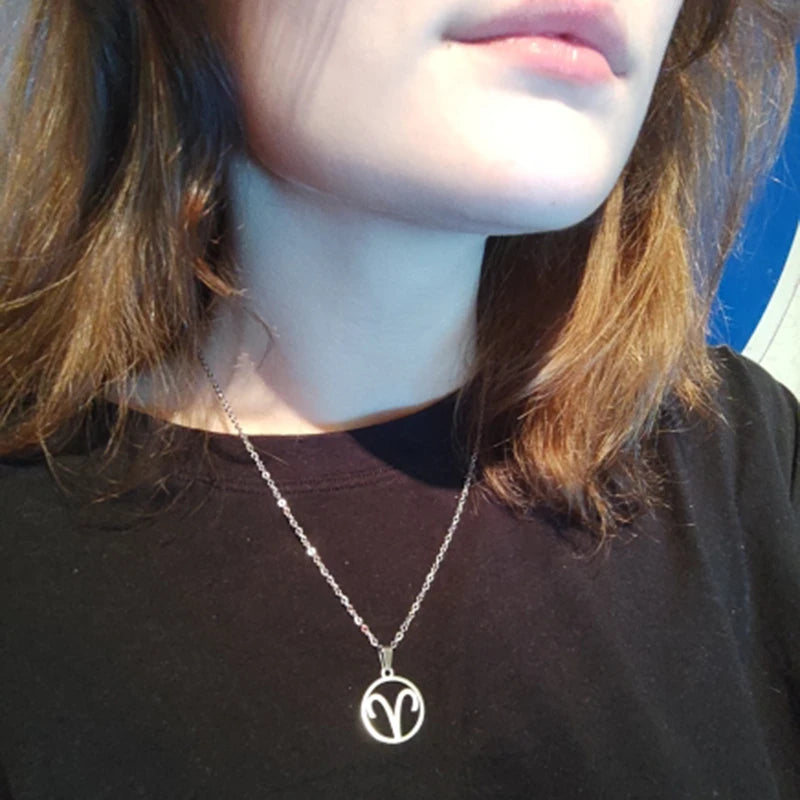 Collier Signe du Zodiaque Doré ou Argenté – Pendentif Astrologique Élégant