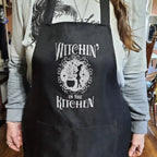 Tablier Witchin’ in The Kitchen