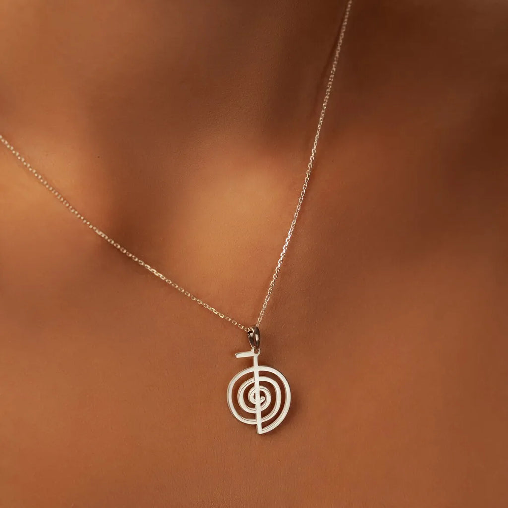 Collier Symbole Sacré Labyrinthe – Pendentif Spirituel en Acier Inoxydable – Bijou d’Harmonie et d’Intuition (Femme)