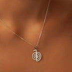 Collier Symbole Sacré Labyrinthe – Pendentif Spirituel en Acier Inoxydable – Bijou d’Harmonie et d’Intuition (Femme)