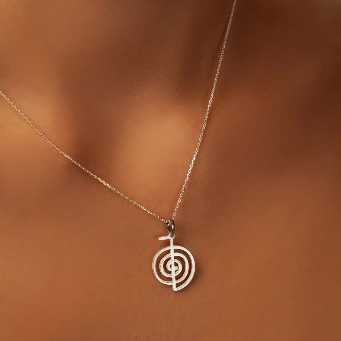 Collier Symbole Sacré Labyrinthe – Pendentif Spirituel en Acier Inoxydable – Bijou d’Harmonie et d’Intuition (Femme)