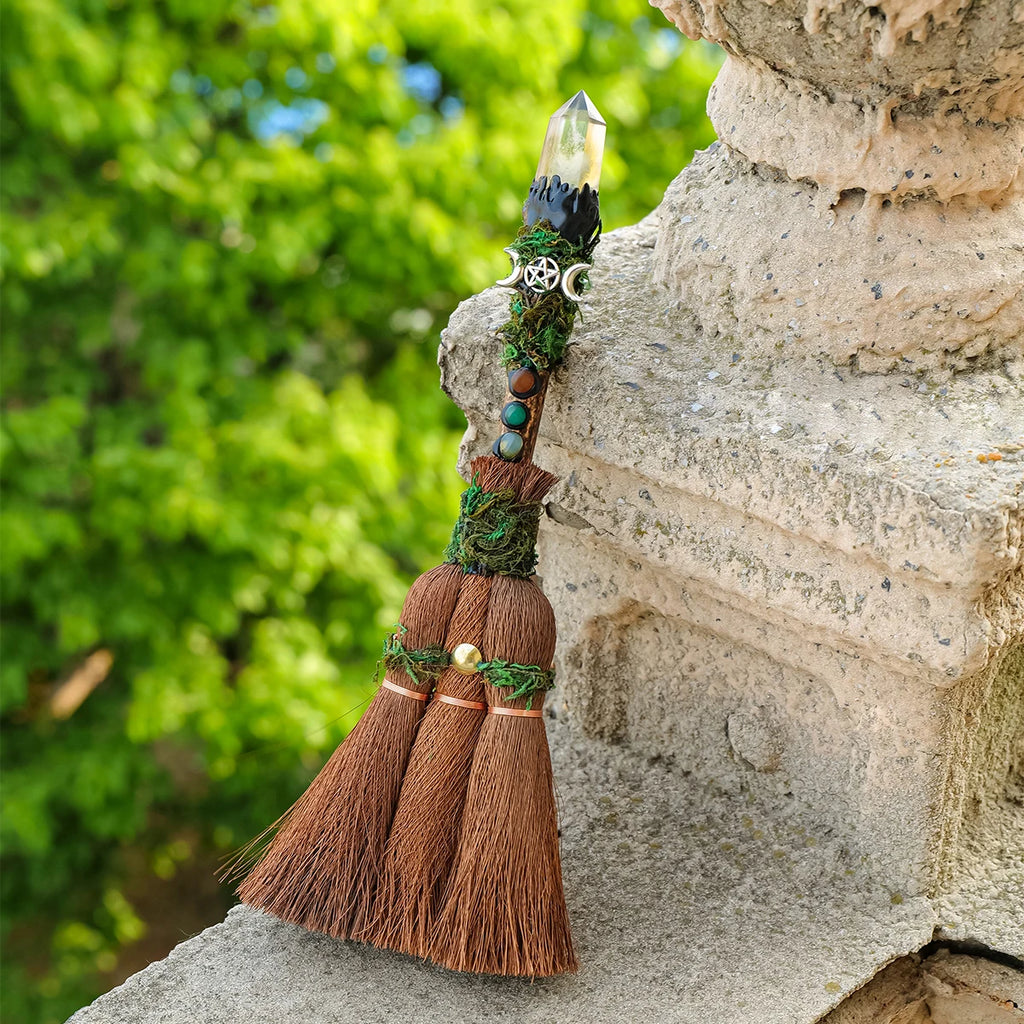 Balai Rituel de Sorcière avec Pointe de Cristal Naturel