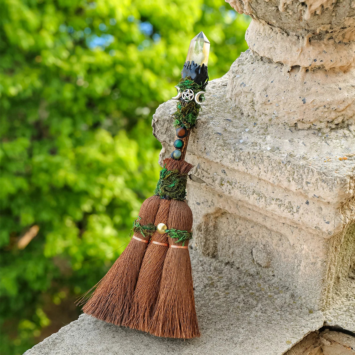 Balai Rituel de Sorcière avec Pointe de Cristal Naturel