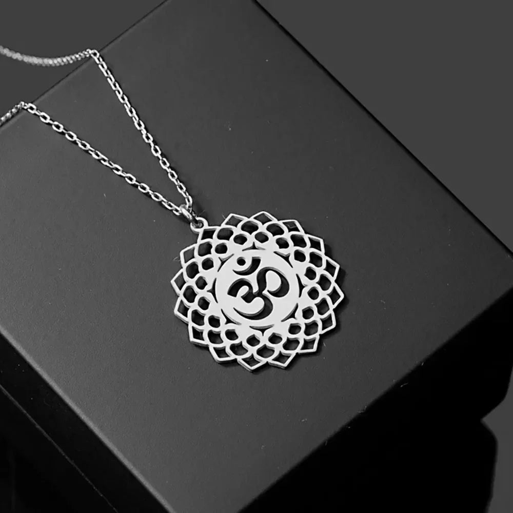 Collier Lotus Om – Pendentif Sacré de Paix, Harmonie et Éveil Spirituel