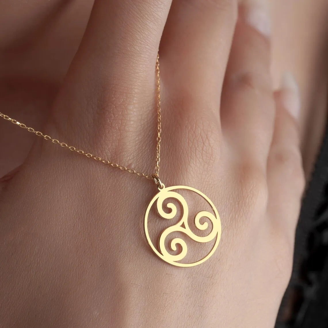 Collier Triskelion – Symbole Sacré de Force, Mouvement et Énergie Spirituelle