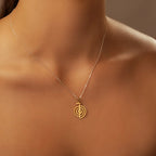 Collier Symbole Sacré Labyrinthe – Pendentif Spirituel en Acier Inoxydable – Bijou d’Harmonie et d’Intuition (Femme)