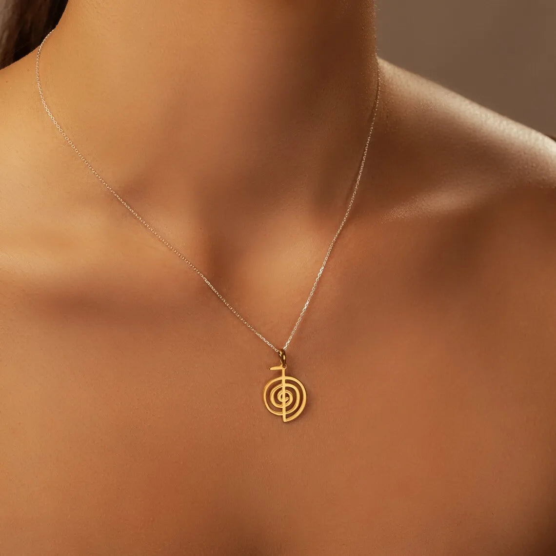 Collier Symbole Sacré Labyrinthe – Pendentif Spirituel en Acier Inoxydable – Bijou d’Harmonie et d’Intuition (Femme)