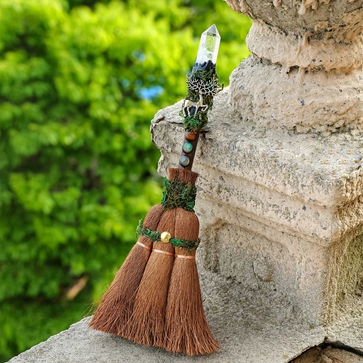 Balai Rituel de Sorcière avec Pointe de Cristal Naturel
