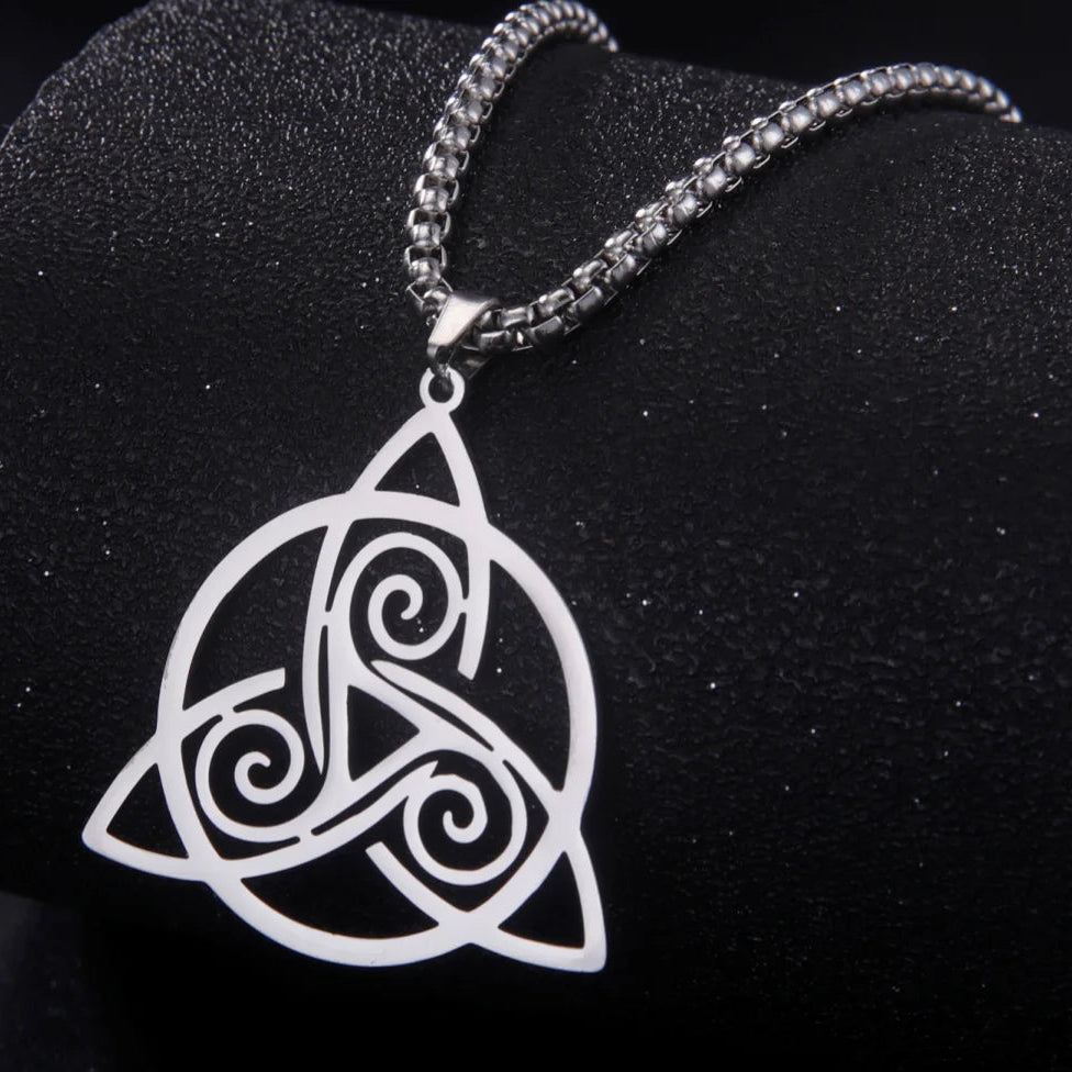 Collier Triquetra – Nœud Sacré de Protection et d’Harmonie