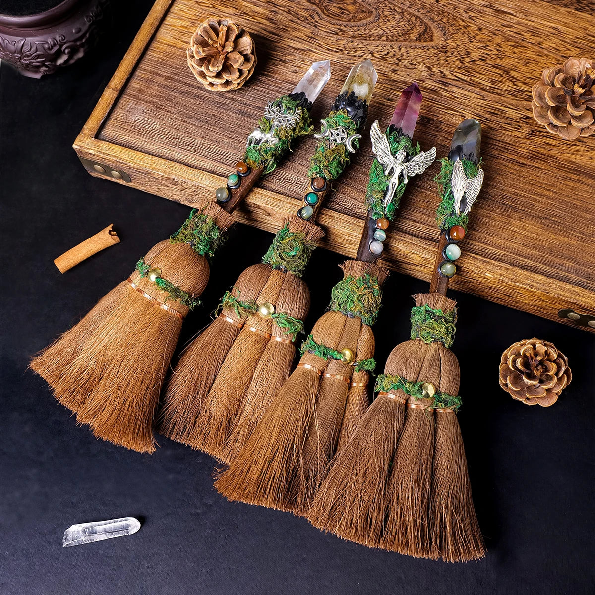 Balai Rituel de Sorcière avec Pointe de Cristal Naturel