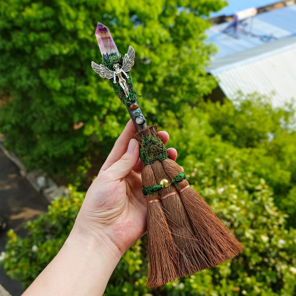 Balai Rituel de Sorcière avec Pointe de Cristal Naturel