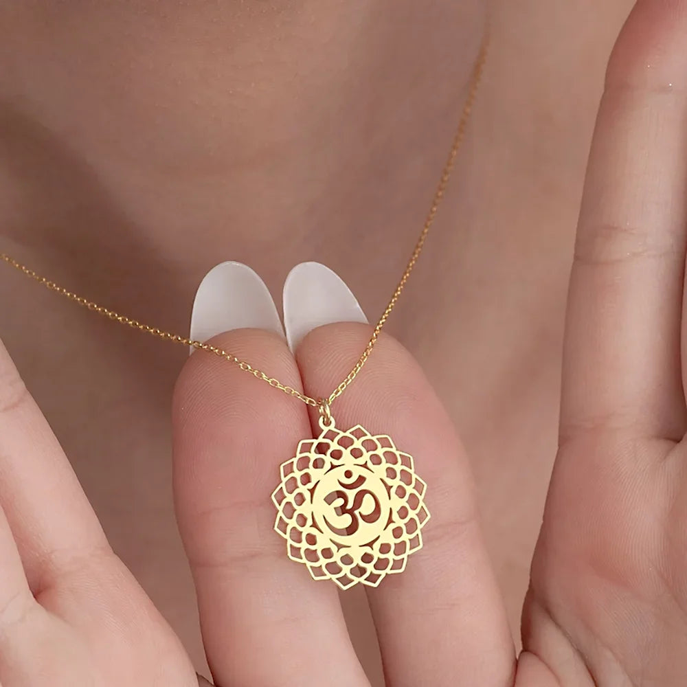 Collier Lotus Om – Pendentif Sacré de Paix, Harmonie et Éveil Spirituel