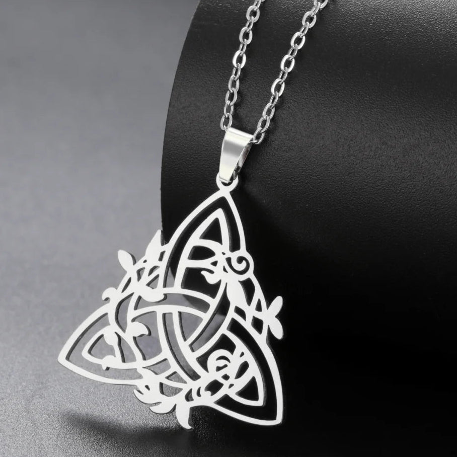 Collier Triquetra – Nœud Sacré de Protection et d’Harmonie