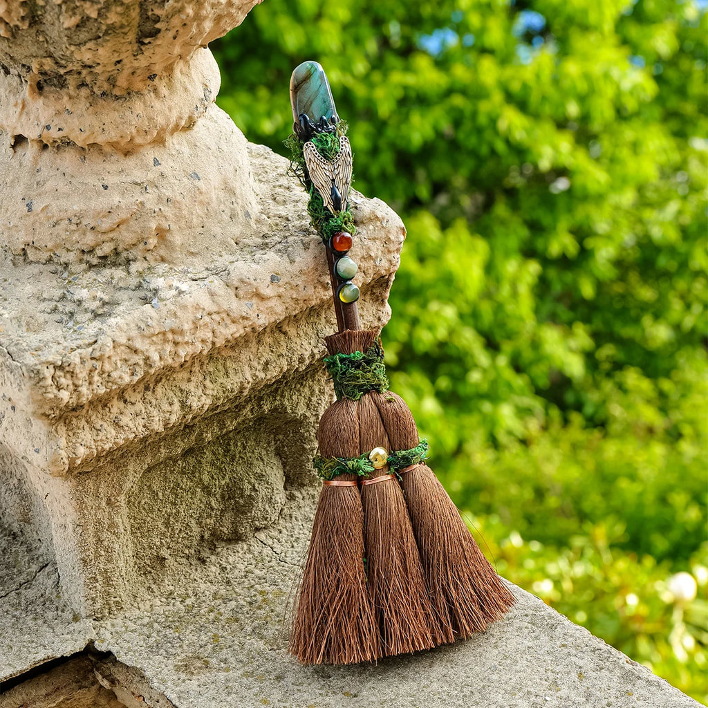 Balai Rituel de Sorcière avec Pointe de Cristal Naturel