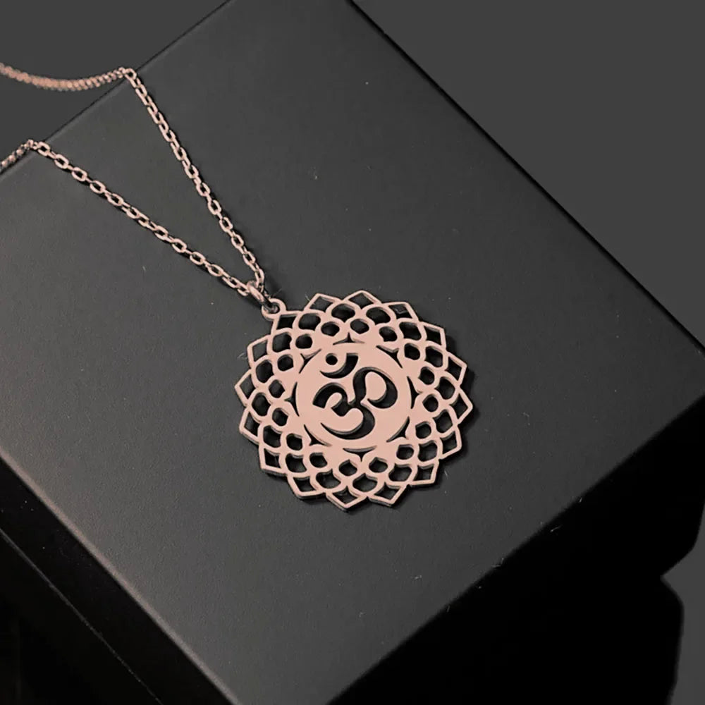 Collier Lotus Om – Pendentif Sacré de Paix, Harmonie et Éveil Spirituel