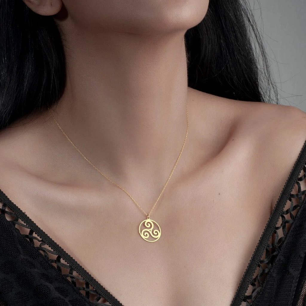 Collier Triskelion – Symbole Sacré de Force, Mouvement et Énergie Spirituelle