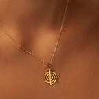 Collier Symbole Sacré Labyrinthe – Pendentif Spirituel en Acier Inoxydable – Bijou d’Harmonie et d’Intuition (Femme)
