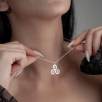 Collier Triskelion – Symbole Sacré de Force, Mouvement et Énergie Spirituelle