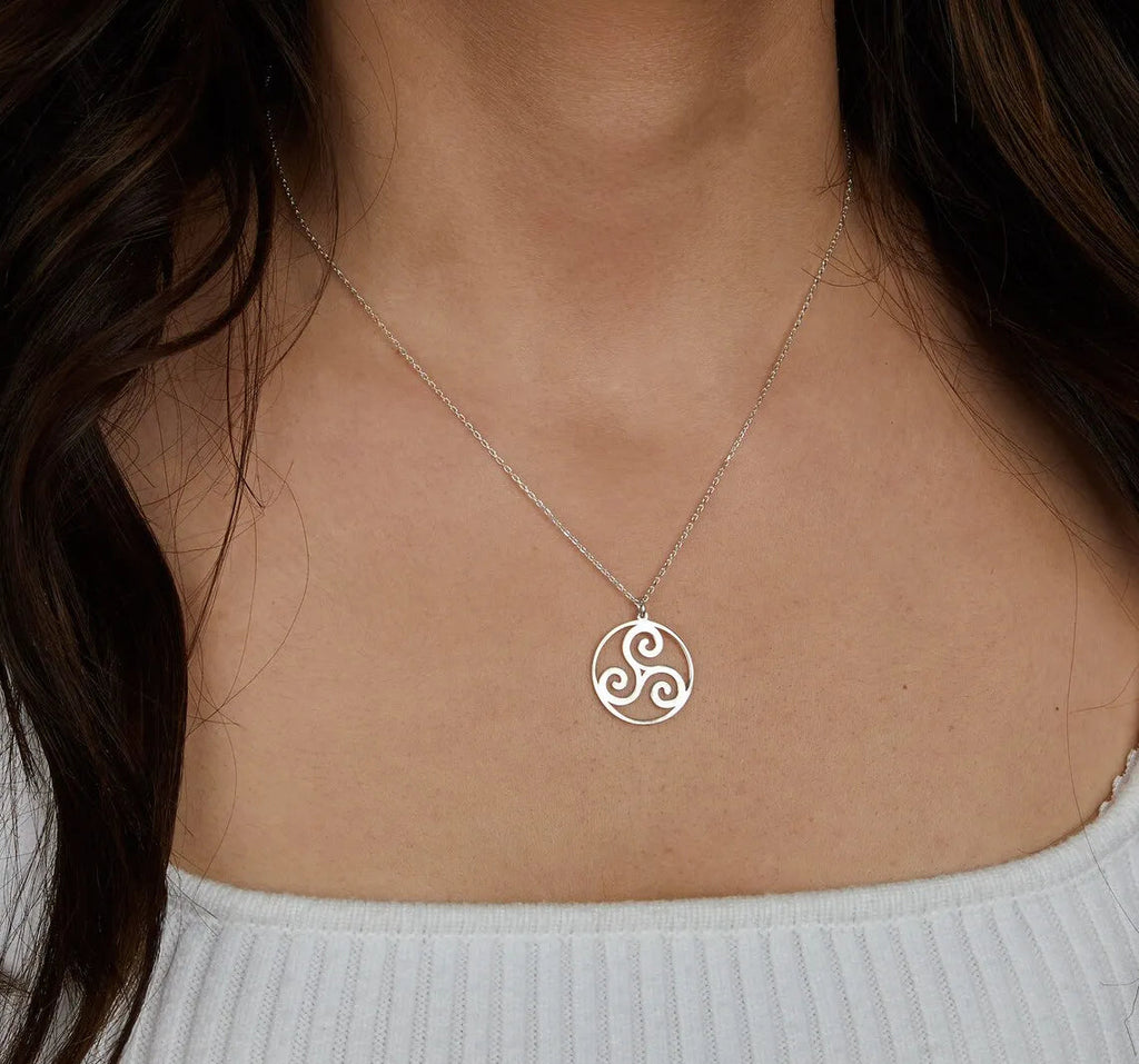 Collier Triskelion – Symbole Sacré de Force, Mouvement et Énergie Spirituelle