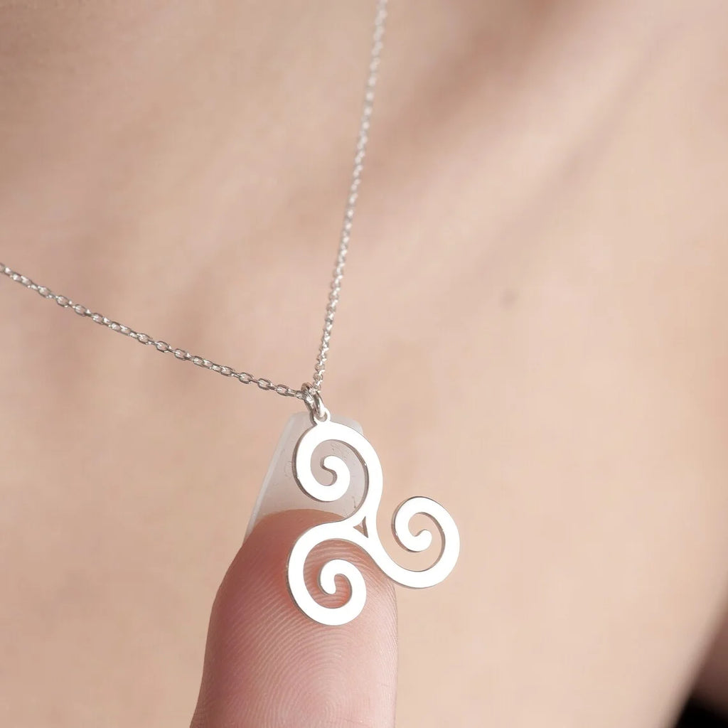 Collier Triskelion – Symbole Sacré de Force, Mouvement et Énergie Spirituelle