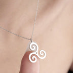 Collier Triskelion – Symbole Sacré de Force, Mouvement et Énergie Spirituelle