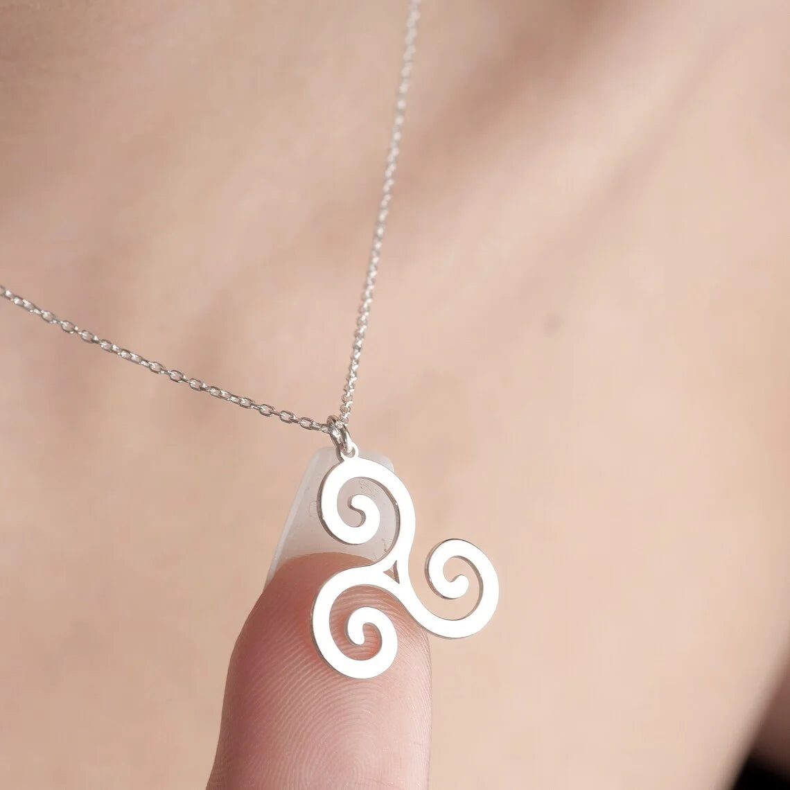 Collier Triskelion – Symbole Sacré de Force, Mouvement et Énergie Spirituelle